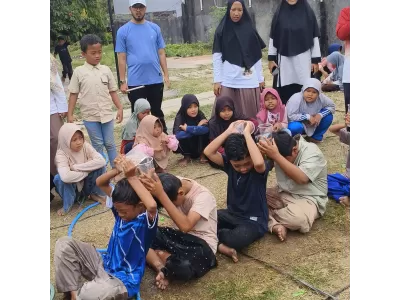 Lomba penuhi baskom menggunakan cup gelas