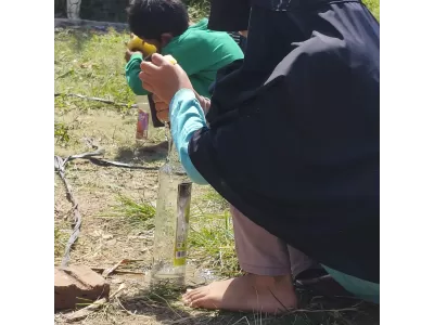 Lomba penuhi botol menggunakan Spons